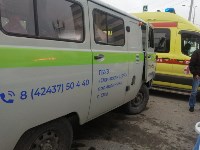 Автомобиль медслужбы врезался в Honda Fit в Южно-Сахалинске, пострадала женщина, Фото: 2
