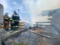 Два пожарных расчёта съехались к месту пожара в Южно-Сахалинске, Фото: 4