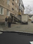 Грузовик снес козырек и дверь в подъезде многоэтажки в Южно-Сахалинске, Фото: 7