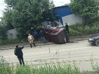 Внедорожник врезался в забор и опрокинулся в Корсакове, Фото: 5