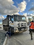 Очевидцев столкновения самосвала и внедорожника ищет ГАИ Южно-Сахалинска, Фото: 1