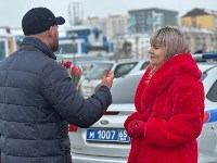 Инспекторы ДПС подарили сахалинкам цветы в честь 8 Марта, Фото: 12