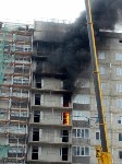 Недостроенная многоэтажка загорелась в Южно-Сахалинске, Фото: 6