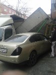 Грузовик снес козырек и дверь в подъезде многоэтажки в Южно-Сахалинске, Фото: 4