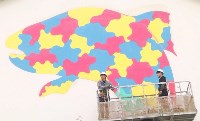 Художники из Южной Кореи нарисовали цветную горбушу на стене дома в Дальнем, Фото: 1