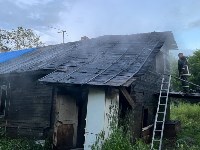 Появились фото с места пожара с пострадавшим в Южно-Сахалинске, Фото: 4