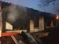 Взрослых и детей эвакуировали ночью из горящего дома в Южно-Сахалинске, Фото: 3