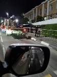 Toyota пробила ограждение и вылетела на тротуар и газон в Холмске, Фото: 3