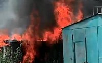 Горящий гараж потушили пожарные в Южно-Сахалинске, Фото: 3