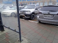 Автохамы в Южно-Сахалинске превратили остановку в парковку, Фото: 3