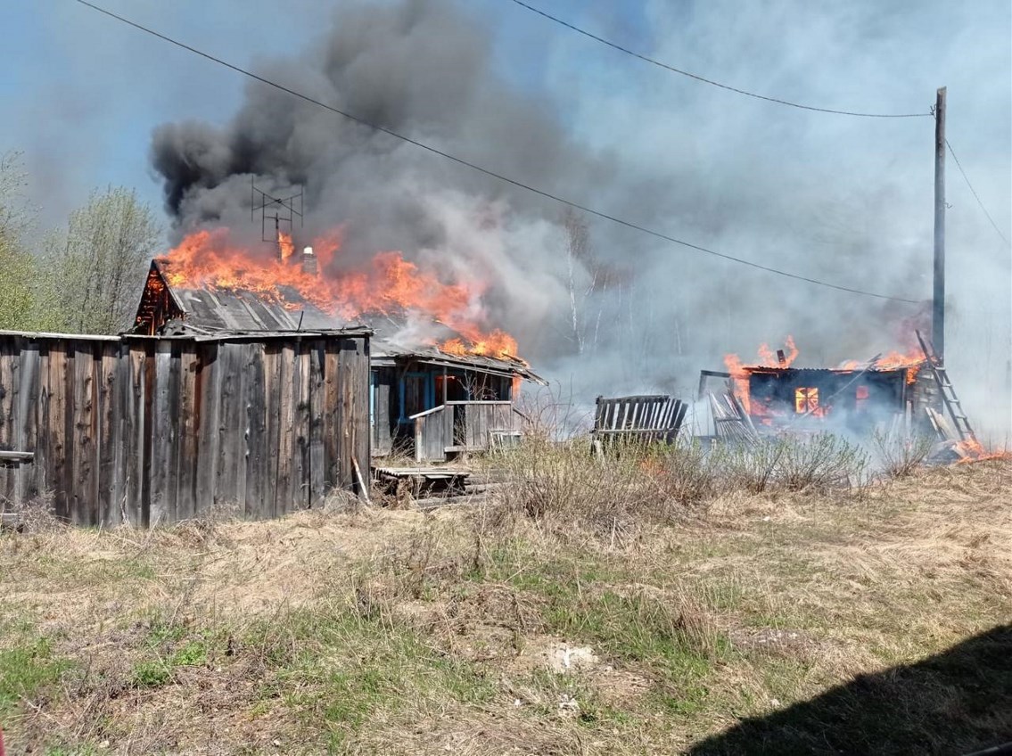 Пожар в Смирныховском районе тушили до полуночи: дома и постройки сгорели  на площади 7500 