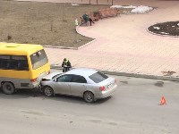 Легковой автомобиль врезался в маршрутку в Холмске, Фото: 2