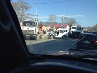 Мусоровоз, автомобиль медпомощи и грузовик столкнулись в Южно-Сахалинске, Фото: 4