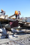Спасатели ликвидировали угрозу обрушения поврежденной кровли здания в Корсакове, Фото: 11