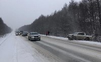 Два автомобиля оказались за пределами дороги в результате ДТП на корсаковской трассе, Фото: 1