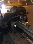 Легковой автомобиль врезался в дорожное ограждение в Холмске, Фото: 3