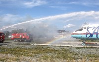 «Горящий» самолет и разлитое топливо потушили в аэропорту Южно-Сахалинска, Фото: 1