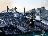 Крупный пожар в Корсакове показали на фото - огонь уничтожил 450 "квадратов", Фото: 2