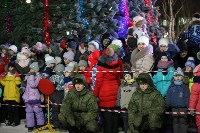 Шествием Дедов Морозов и огнем открыли новогоднюю елку в Ногликах, Фото: 10