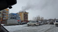 Пожарные забрались на балкон горящей квартиры в пятиэтажке в Южно-Сахалинске, Фото: 2
