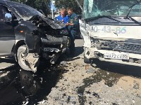 Три человека получили травмы при столкновении микроавтобуса и грузовика в Южно-Сахалинске, Фото: 1