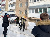 Среди спасённых - маленький ребёнок: появились кадры с места пожара в Аниве, Фото: 6