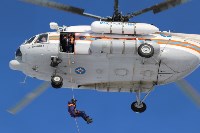 Сахалинские спасатели попрактиковались в десантировании с вертолёта, Фото: 2