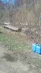КамАЗ пробил дорожное ограждение и вылетел в ручей в Макаровском районе, Фото: 4