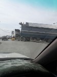 Столб уличного освещения снесла фура в Южно-Сахалинске, Фото: 1