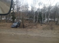Брошенный автомобиль лежит на боку в пригороде Южно-Сахалинска, Фото: 2