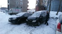Неизвестный автомобилист врезался в припаркованные машины в Корсакове, Фото: 2