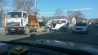 Мусоровоз, автомобиль медпомощи и грузовик столкнулись в Южно-Сахалинске, Фото: 1