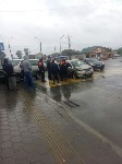 В результате ДТП в Южно-Сахалинске микроавтобус протаранил мясной магазин, Фото: 2