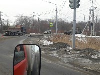 Металлоконструкции вылетели из КамАЗа на перекрестке в Южно-Сахалинске, Фото: 3