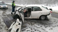 Легковой автомобиль и бензовоз столкнулись на юге Сахалина, Фото: 3