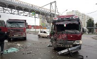 Самосвал и пассажирский автобус столкнулись на перекрёстке в Южно-Сахалинске, Фото: 2