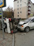 Автомобиль опрокинулся при ДТП на улице Комсомольской в Южно-Сахалинске, Фото: 1