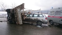 Два человека пострадали при столкновении универсала и грузовика в Южно-Сахалинске, Фото: 1