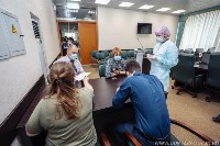 Около ста человек сдали тест на коронавирус в Сахалинской областной думе, Фото: 6