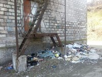 Жители дома в Корсакове загадили двор выбрасывая мусор из окон, Фото: 4