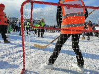Мамы детсадовцев устроили хоккейную битву на главной площади Томари, Фото: 8