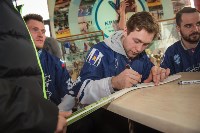 За автографами к хоккеистам «Сахалина» выстроилась очередь в 150 человек, Фото: 35