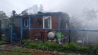 Крыша жилого барака сгорела в Корсакове, Фото: 9