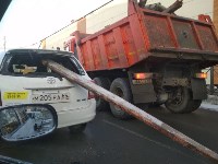 Доска пробила заднее стекло автомобиля такси в Южно-Сахалинске, Фото: 2