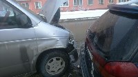 Микроавтобус и седан столкнулись в Южно-Сахалинске, Фото: 1