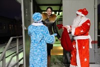 На железнодорожном вокзале Южно-Сахалинска пассажиров встречают и провожают Дед Мороз и Снегурочка , Фото: 3