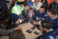 За автографами к хоккеистам «Сахалина» выстроилась очередь в 150 человек, Фото: 15