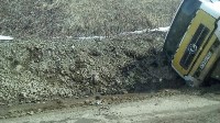 Груженый углем самосвал провалился в кювет на окраине Холмска, Фото: 1