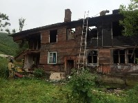 Расселенный дом горел в Холмском районе, Фото: 2