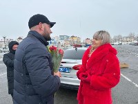 Инспекторы ДПС подарили сахалинкам цветы в честь 8 Марта, Фото: 7